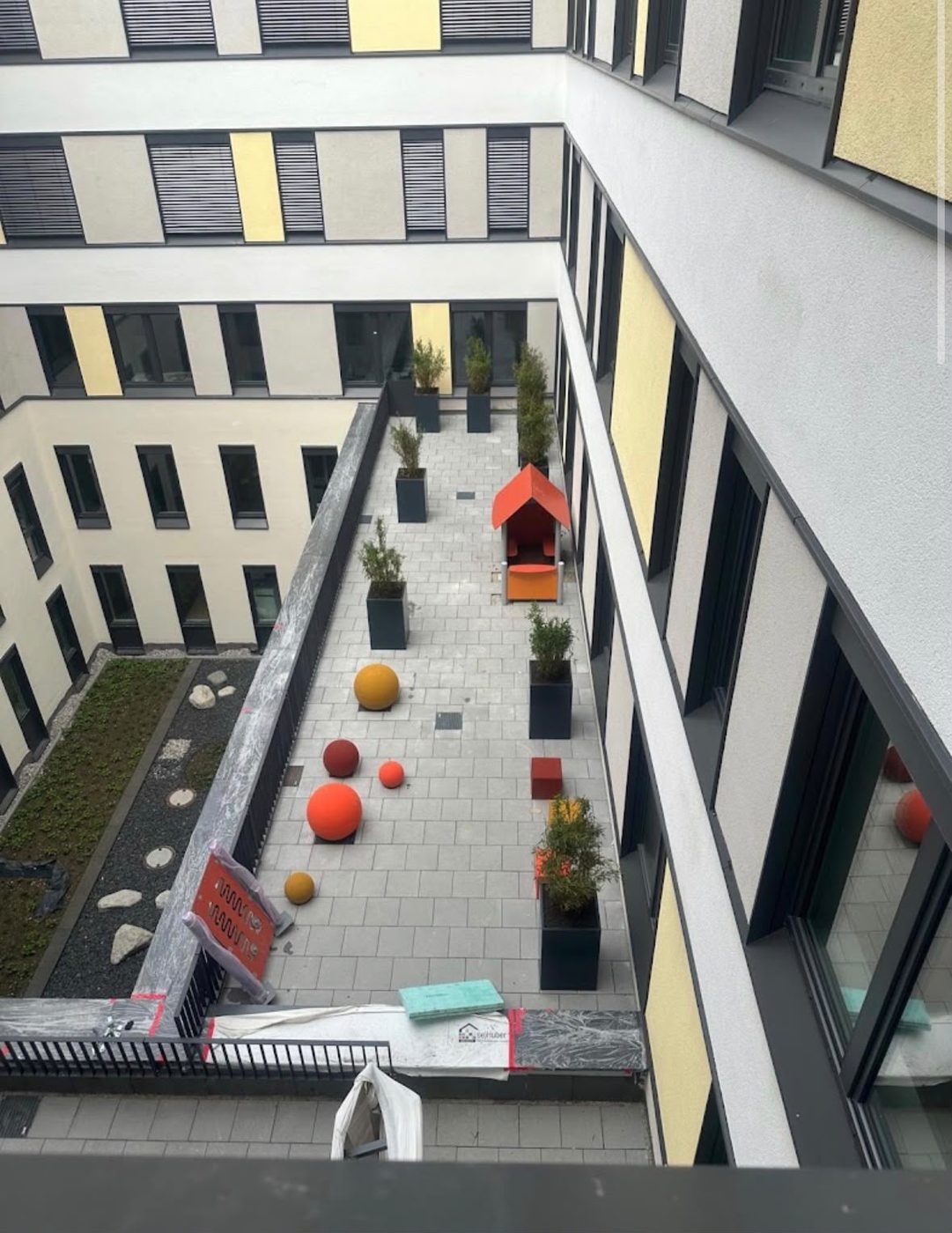 Innenhof einer Wohnanlage von oben