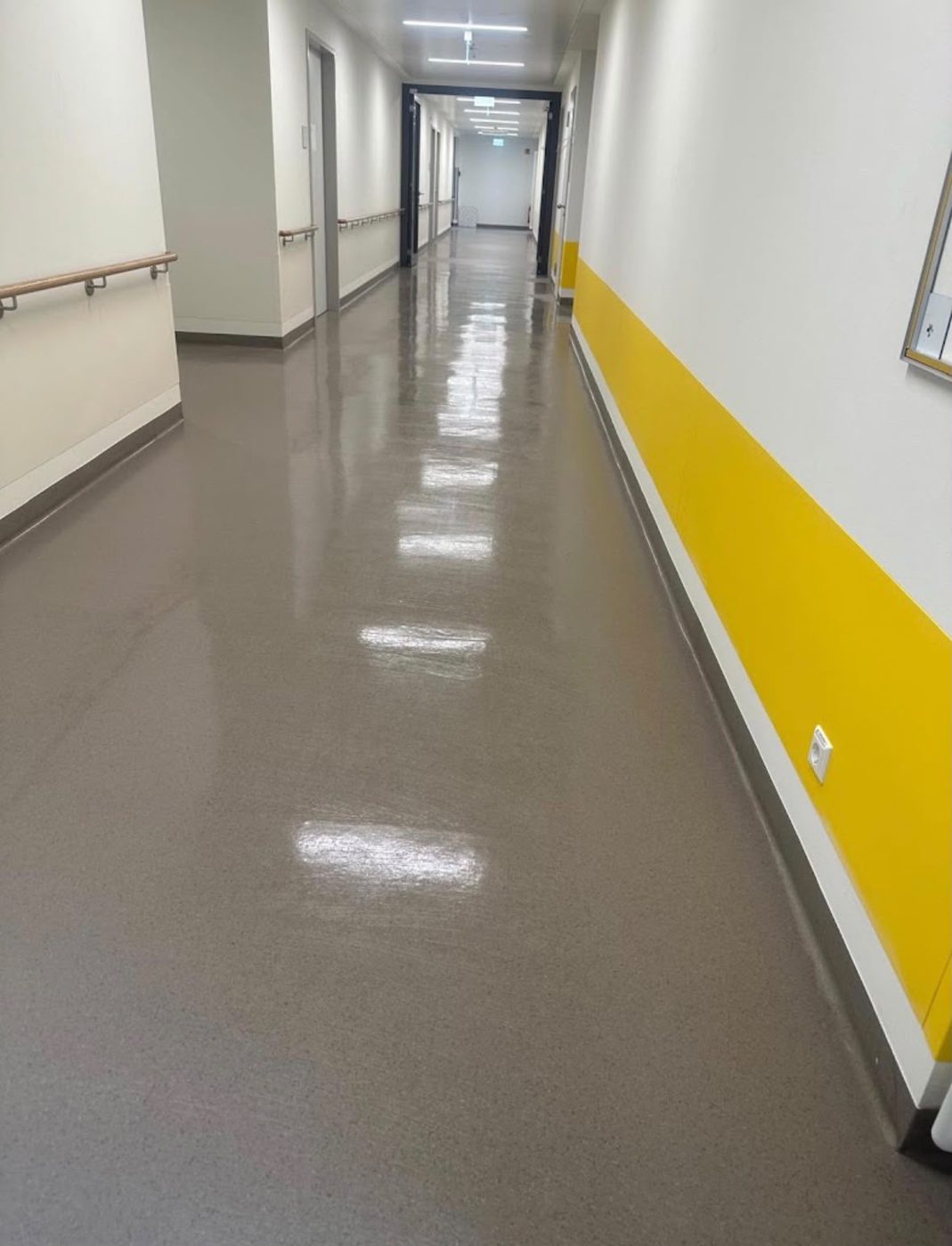 Klinikflur nach der Bodenpflege, der Boden spiegelt