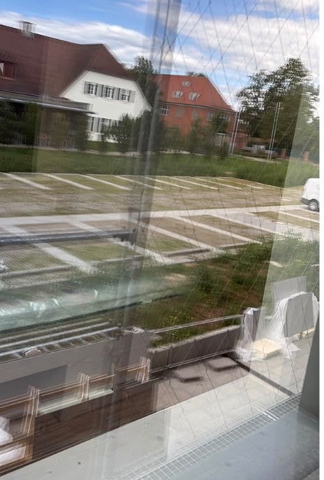 Klare Sicht durch die gereinigte Fensterscheibe